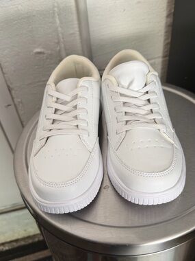 Classic White Men's Low-Top Sneakers